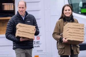 Catherine, principessa del Galles, e il principe William, principe del Galles, visitano il Dowlais Rugby Club, dove i membri del Central Beacons Mountain Rescue Team solitamente vanno a rilassarsi e socializzare, il primo giorno della loro visita di 2 giorni in Galles, il 27 aprile 2023. Photo Mark Cuthbert/UK Press tramite Getty