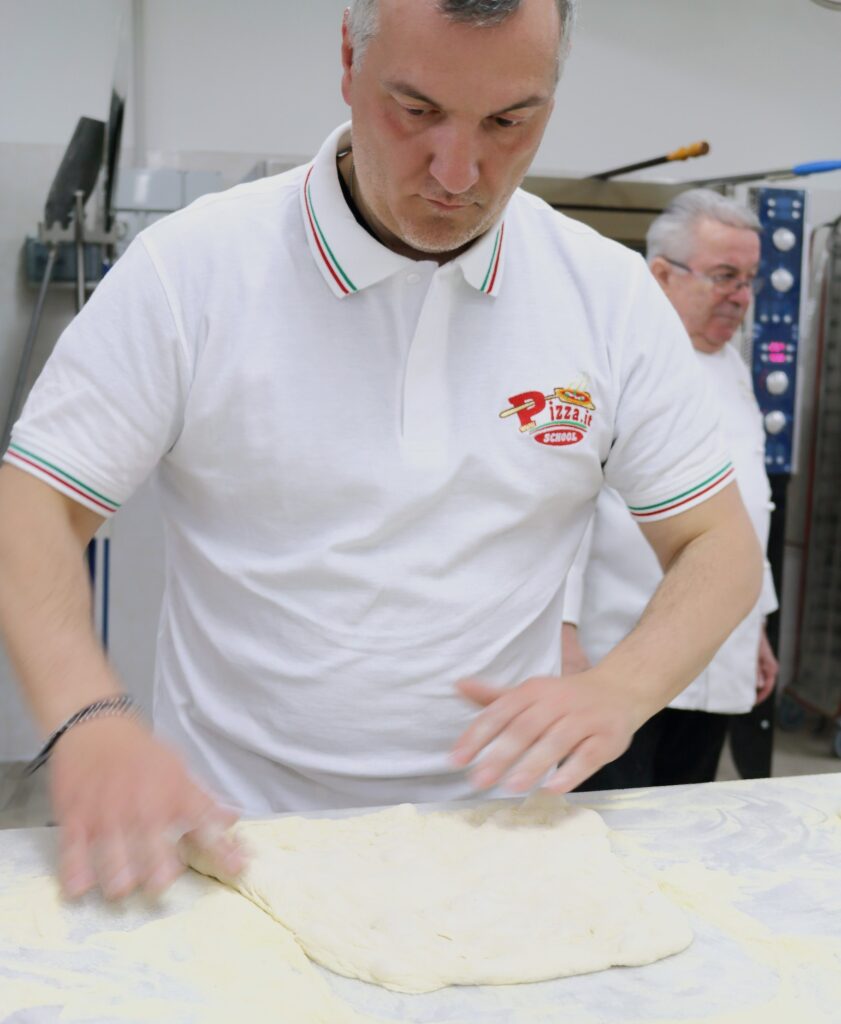 L'evoluzione della pizza nel 2026: tra tecnica impeccabile, sostenibilità degli ingredienti e nuove sfide per i professionisti del settore.